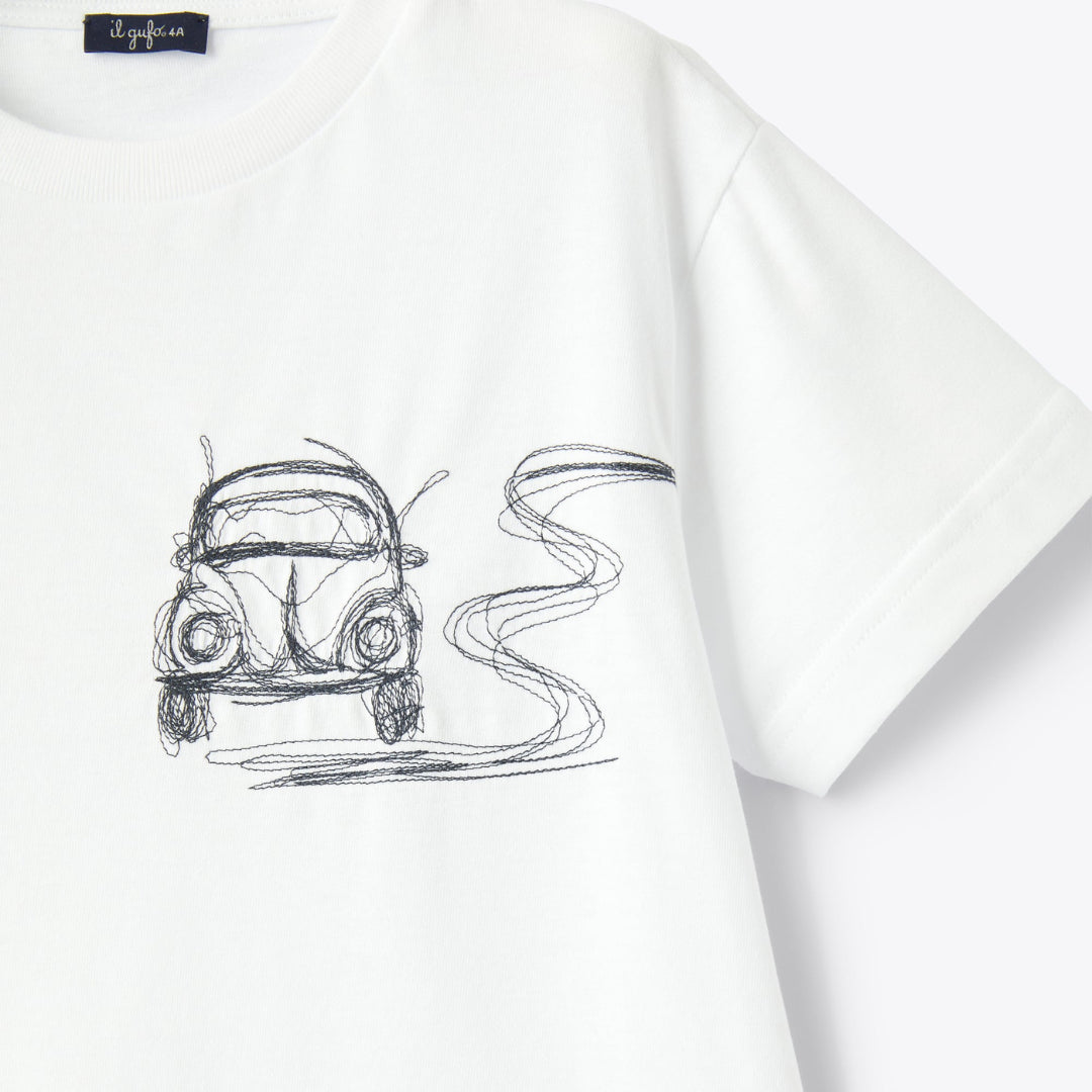 T-shirt bianca con ricamo auto blu