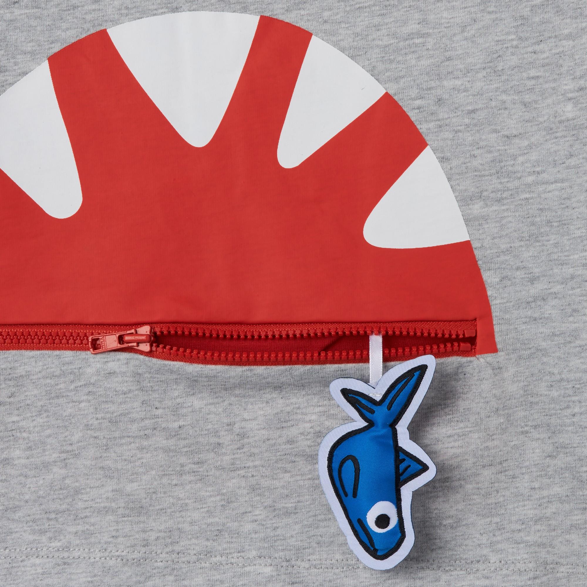 T-shirt con design a inserti