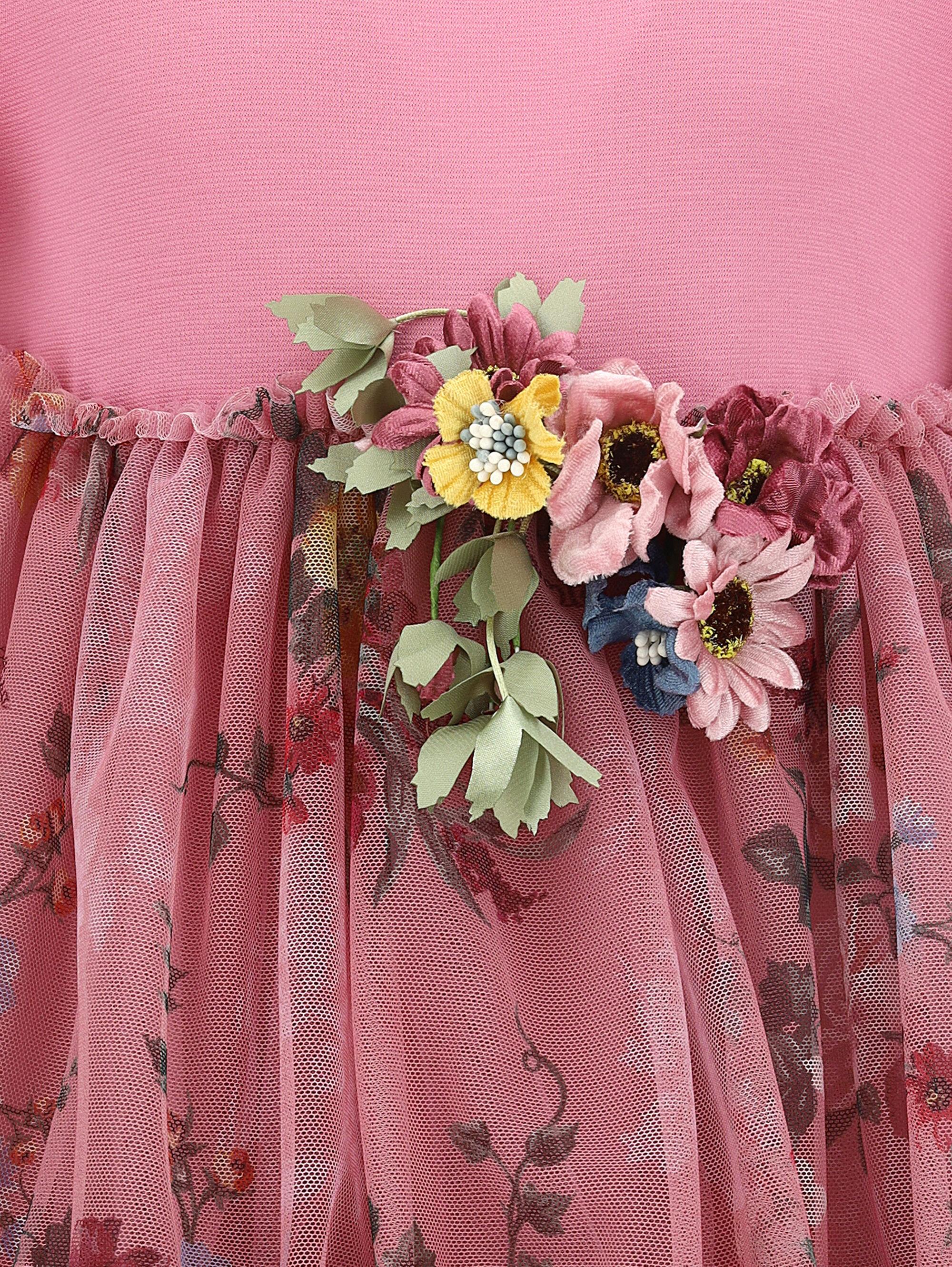 Abito tulle fiori con bouquet in vita